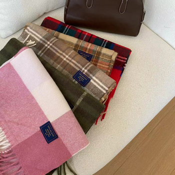 Sál kockás mintázattal, imitációs kasmír hatású, warp szövésű, poliészter anyag, téli szezon 2024