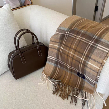 Sál kockás mintázattal, imitációs kasmír hatású, warp szövésű, poliészter anyag, téli szezon 2024