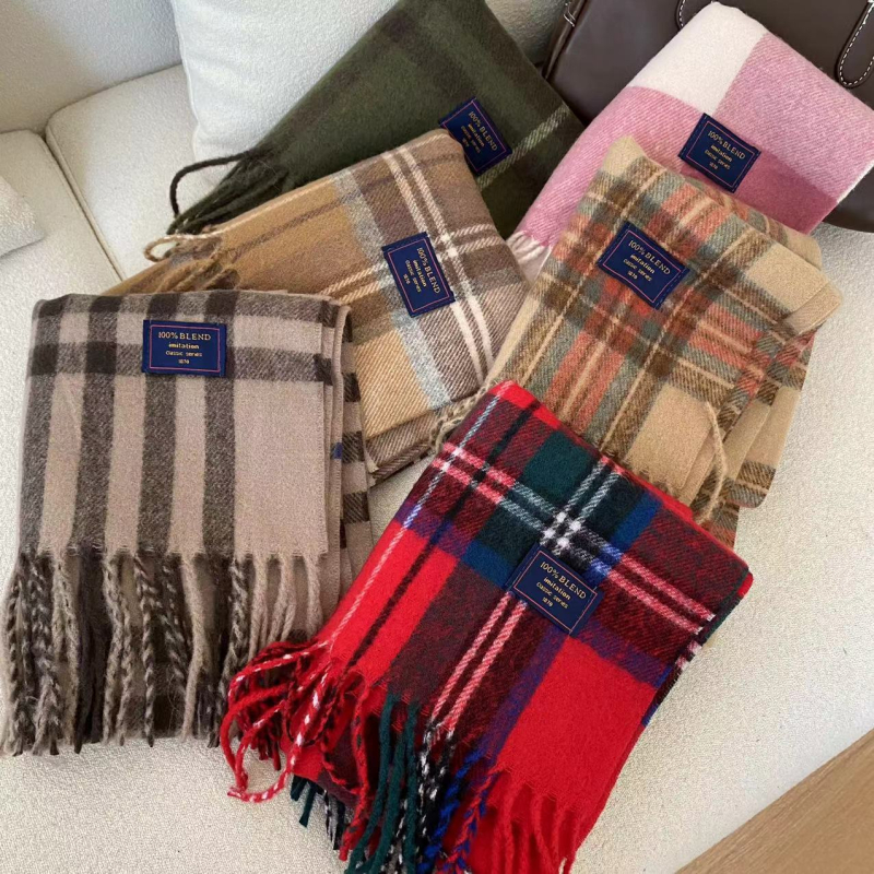 Sál kockás mintázattal, imitációs kasmír hatású, warp szövésű, poliészter anyag, téli szezon 2024