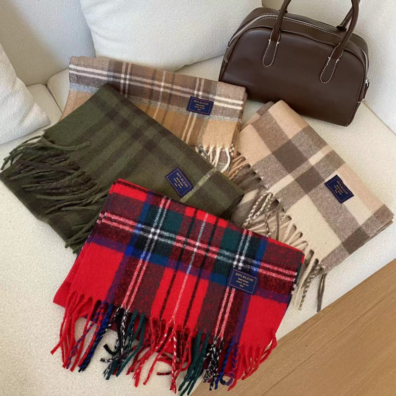 Sál kockás mintázattal, imitációs kasmír hatású, warp szövésű, poliészter anyag, téli szezon 2024