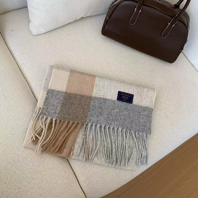 Sál kockás mintázattal, imitációs kasmír hatású, warp szövésű, poliészter anyag, téli szezon 2024