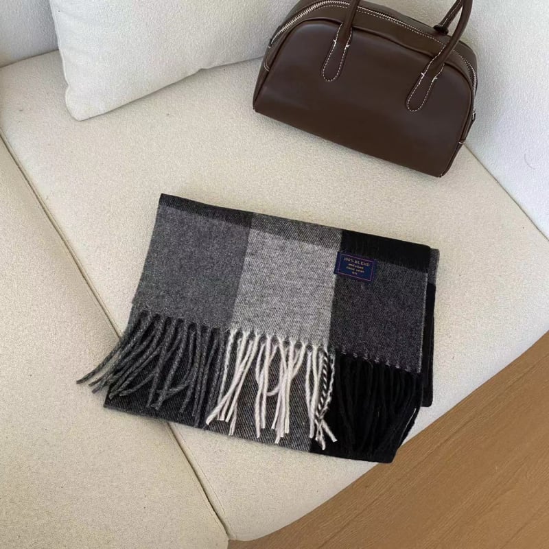 Sál kockás mintázattal, imitációs kasmír hatású, warp szövésű, poliészter anyag, téli szezon 2024