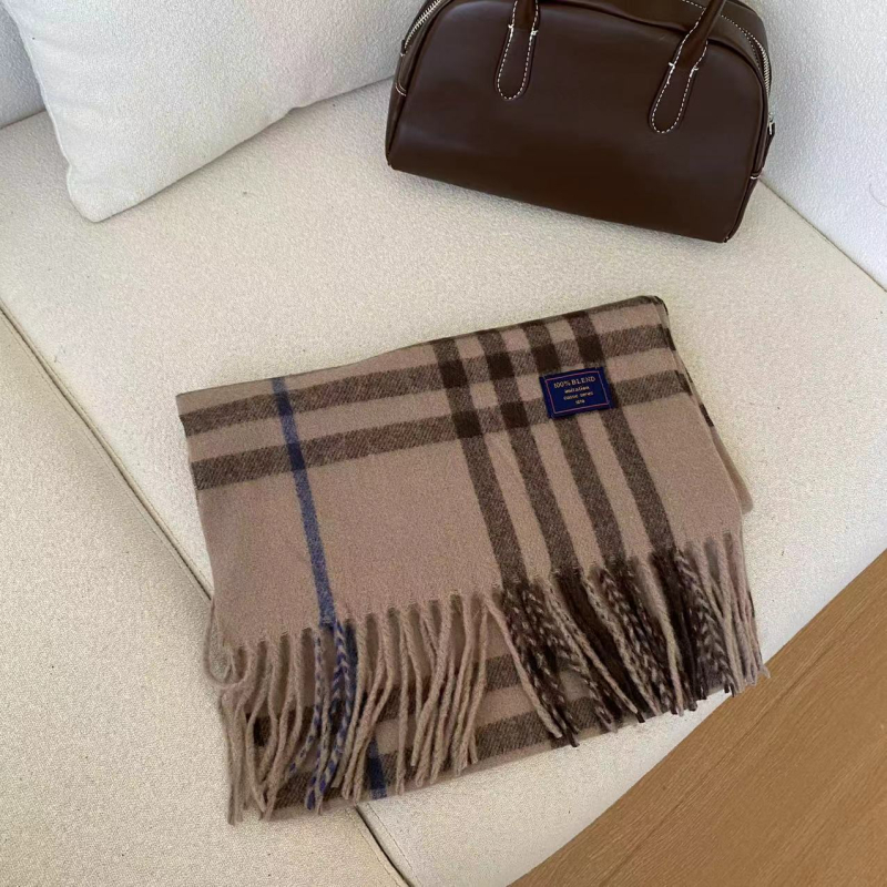 Sál kockás mintázattal, imitációs kasmír hatású, warp szövésű, poliészter anyag, téli szezon 2024