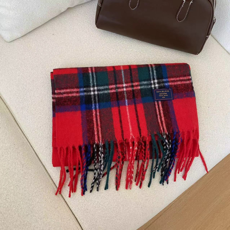 Sál kockás mintázattal, imitációs kasmír hatású, warp szövésű, poliészter anyag, téli szezon 2024