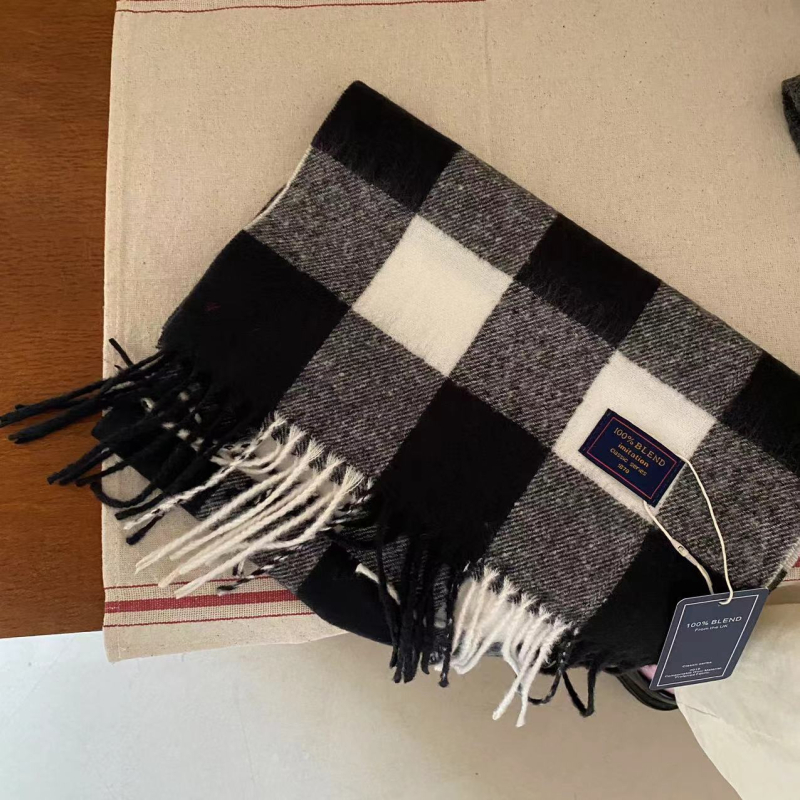 Sál kockás mintázattal, imitációs kasmír hatású, warp szövésű, poliészter anyag, téli szezon 2024