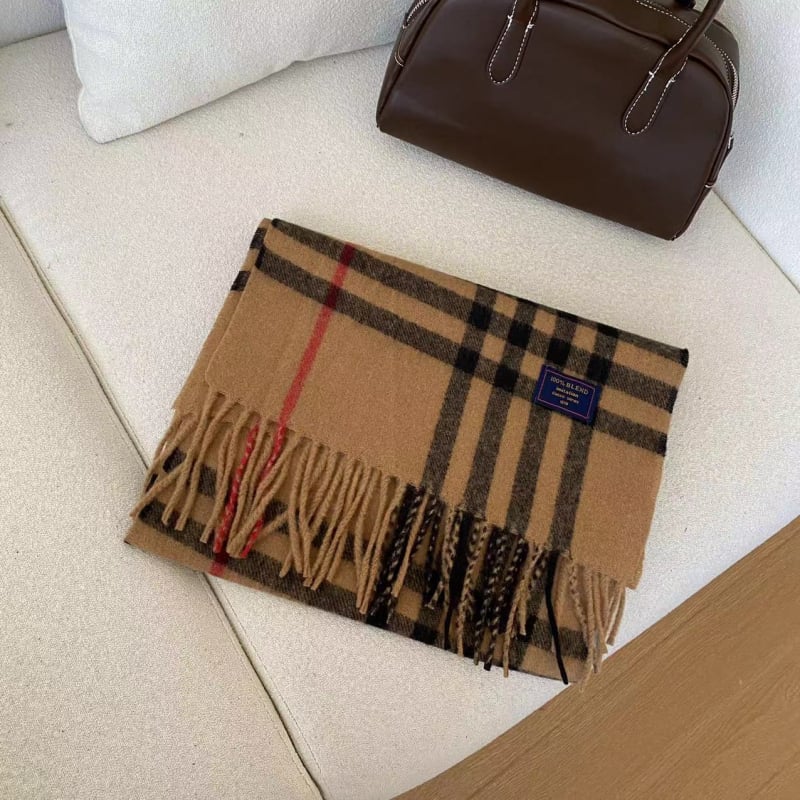 Sál kockás mintázattal, imitációs kasmír hatású, warp szövésű, poliészter anyag, téli szezon 2024