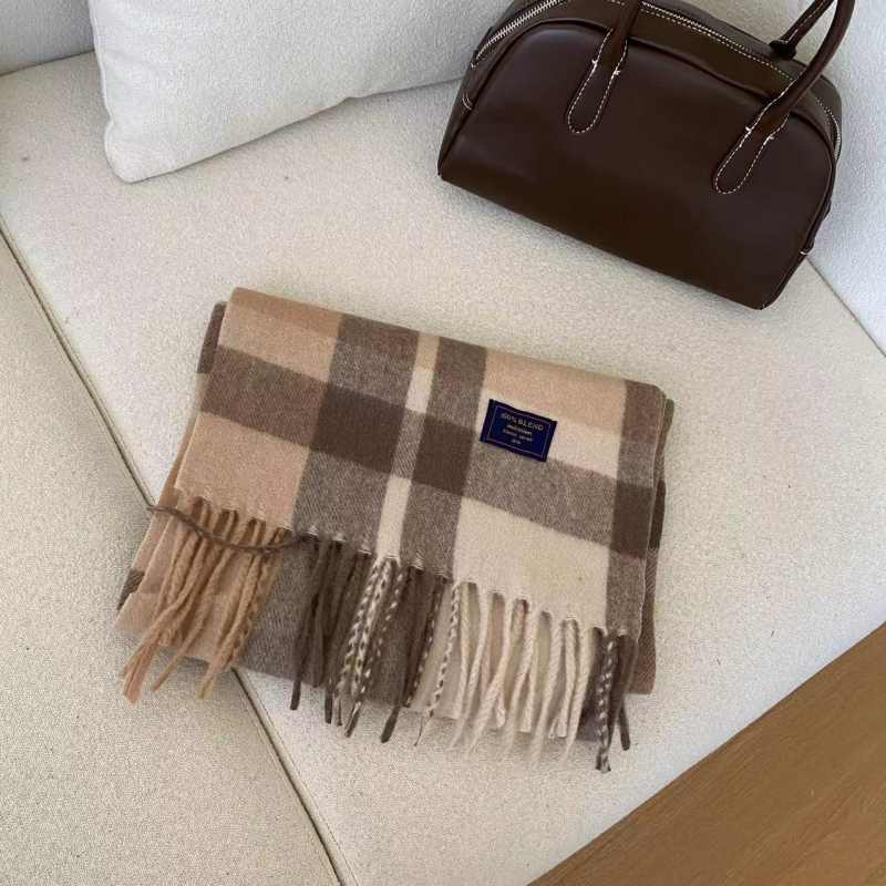 Sál kockás mintázattal, imitációs kasmír hatású, warp szövésű, poliészter anyag, téli szezon 2024