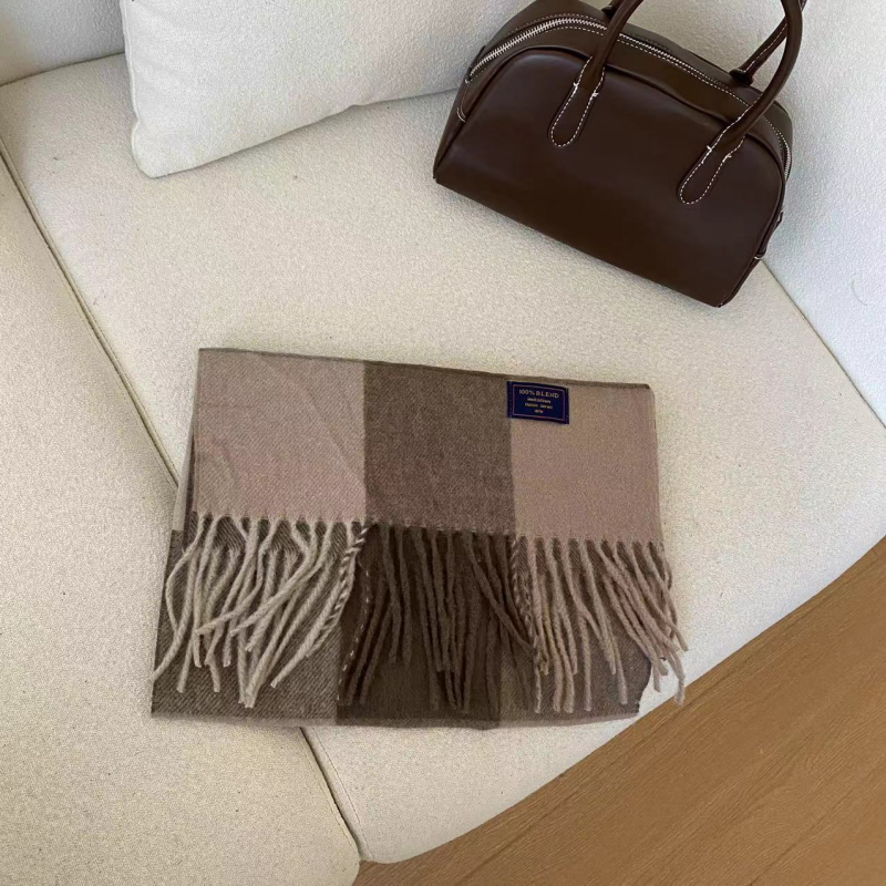 Sál kockás mintázattal, imitációs kasmír hatású, warp szövésű, poliészter anyag, téli szezon 2024