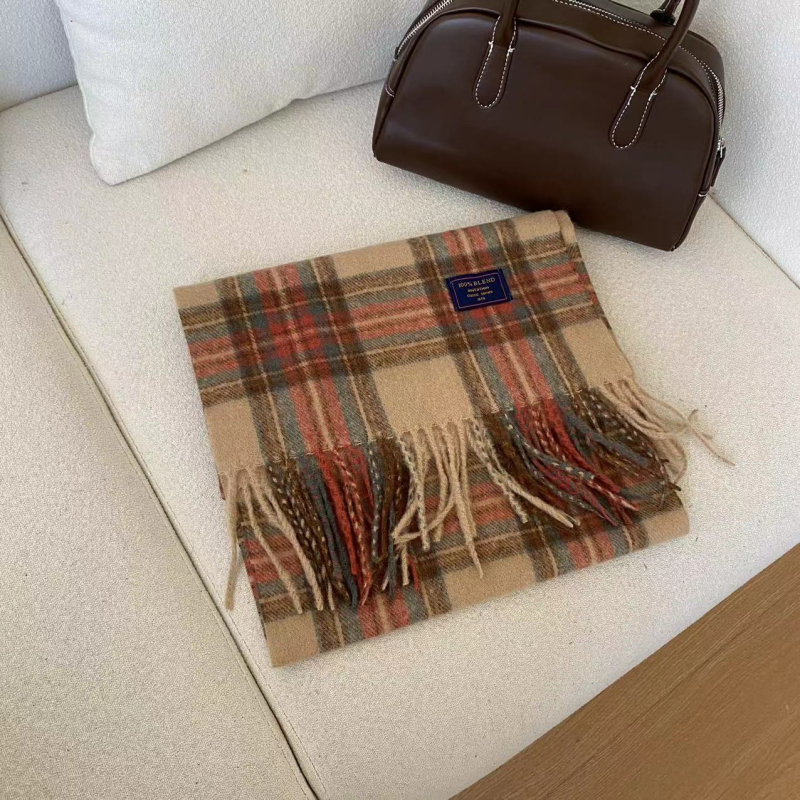 Sál kockás mintázattal, imitációs kasmír hatású, warp szövésű, poliészter anyag, téli szezon 2024