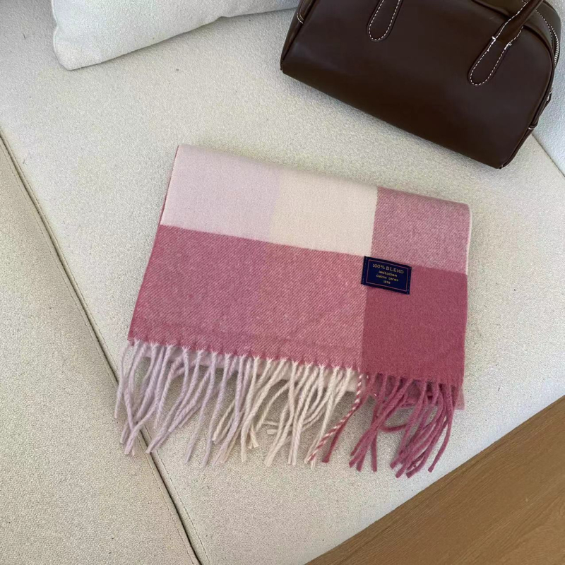 Sál kockás mintázattal, imitációs kasmír hatású, warp szövésű, poliészter anyag, téli szezon 2024