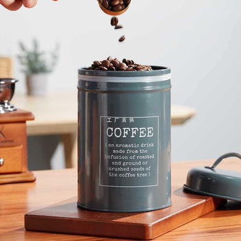 Fém kör alakú zárható, tömítő gyűrűvel ellátott edény tejpor, kávé, tea, cukorka és arcmaszk por számára; kapacitás 300 ml alatt