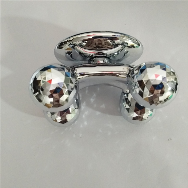 Rokas masāžas rullis ar 4 riteņiem V‑sejas kontūrām — XC-202, manuāls neelektrisks masāžas rullis, izlaists 2018.