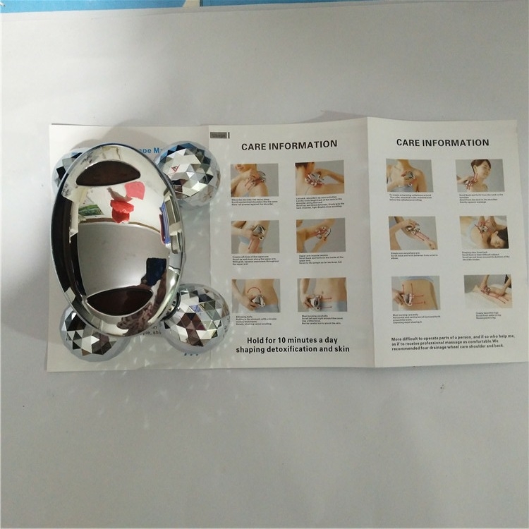 Rokas masāžas rullis ar 4 riteņiem V‑sejas kontūrām — XC-202, manuāls neelektrisks masāžas rullis, izlaists 2018.