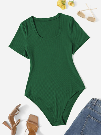 Γυναικεία ολόσωμη φόρμα σε μεγάλο μέγεθος, κομψή και εκλεπτυσμένη, πολυεστέρας, στρογγυλό λαιμό, μανίκια 3/4, εφαρμοστός κόψιμο, κουμπωτές λεπτομέρειες