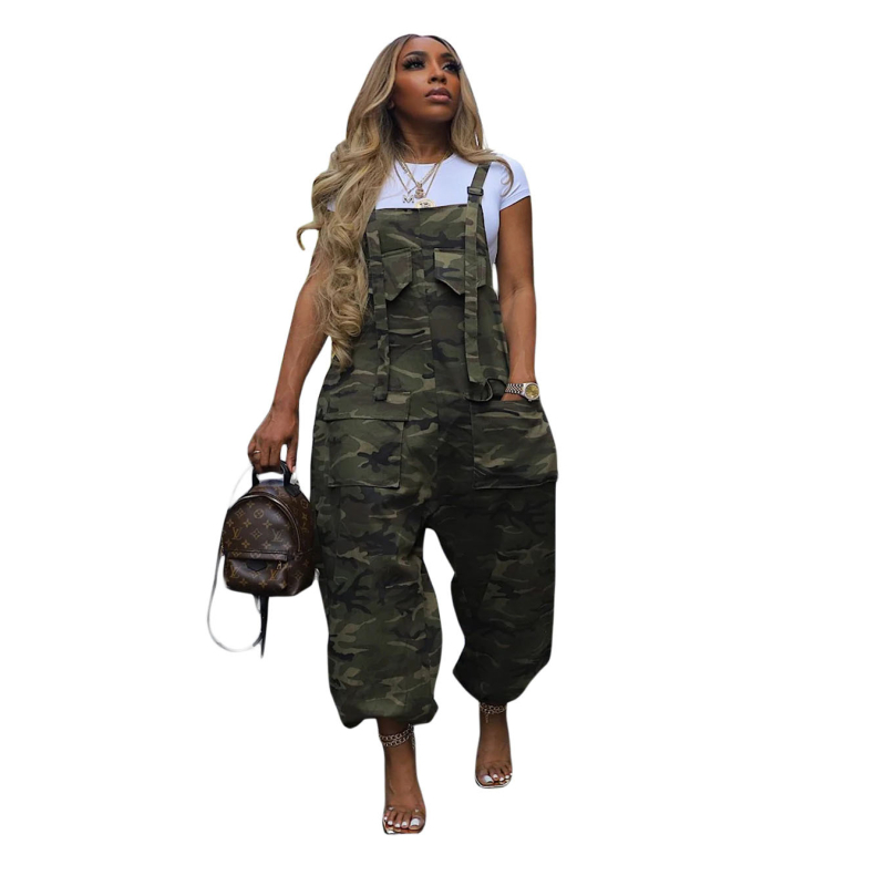 Γυναικεία ολόσωμη φόρμα με τιράντες σε καμουφλαριστό ύφασμα, χωρίς μανίκια, φαρδιά παντελόνια, εργοταξιακό στυλ, καλοκαίρι 2025