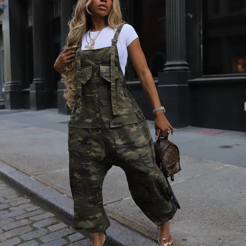 Γυναικεία ολόσωμη φόρμα με τιράντες σε καμουφλαριστό ύφασμα, χωρίς μανίκια, φαρδιά παντελόνια, εργοταξιακό στυλ, καλοκαίρι 2025