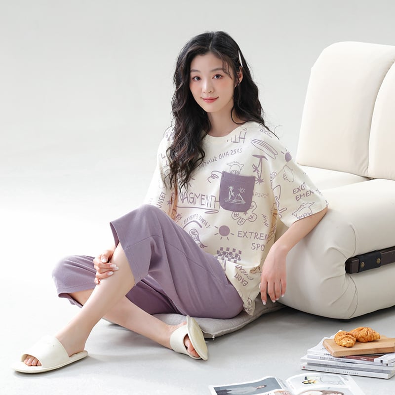 Moteriška vasaros pižamos komplektas iš medvilnės su apvaliu kaklu viršuje ir cropped kelnes – kvėpuojantis, patogus namų drabužiai, galima dėvėti ir lauke (100% medvilnė; apvali kaklo linija; cropped kelnes; kvėpuojantis; galima dėvėti lauke)