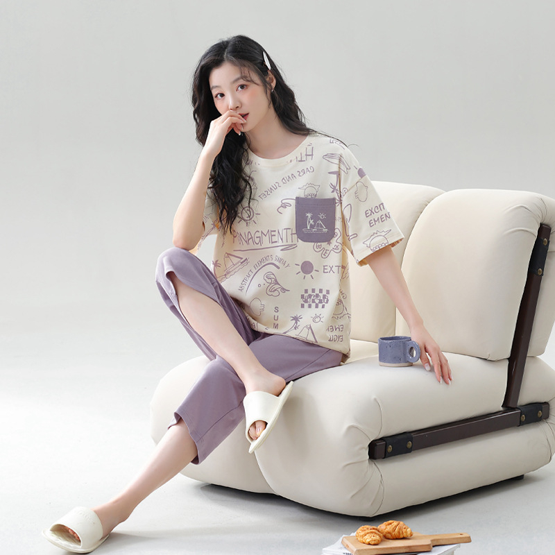 Moteriška vasaros pižamos komplektas iš medvilnės su apvaliu kaklu viršuje ir cropped kelnes – kvėpuojantis, patogus namų drabužiai, galima dėvėti ir lauke (100% medvilnė; apvali kaklo linija; cropped kelnes; kvėpuojantis; galima dėvėti lauke)