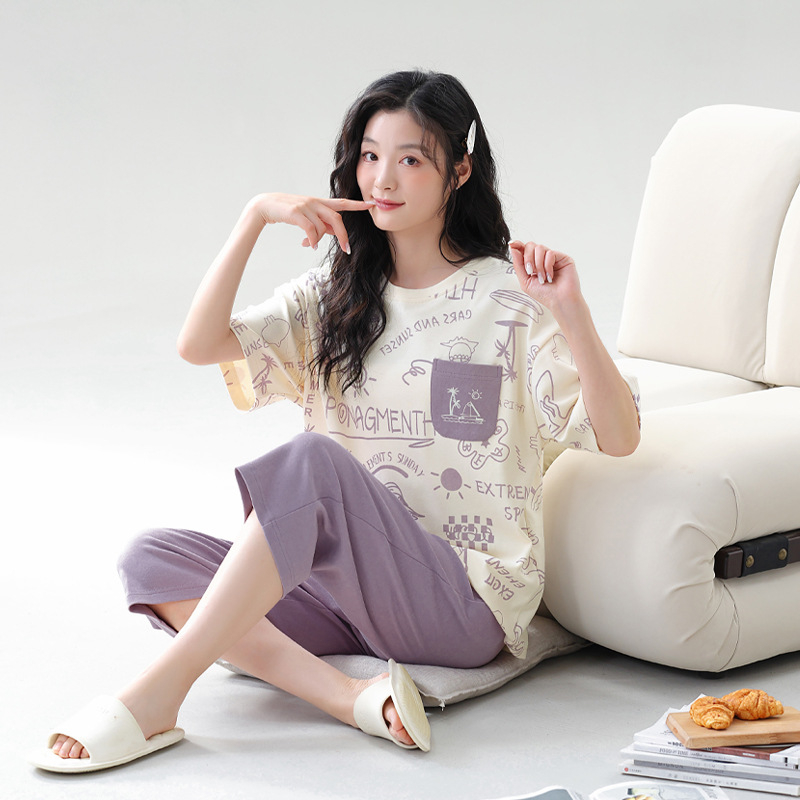 Moteriška vasaros pižamos komplektas iš medvilnės su apvaliu kaklu viršuje ir cropped kelnes – kvėpuojantis, patogus namų drabužiai, galima dėvėti ir lauke (100% medvilnė; apvali kaklo linija; cropped kelnes; kvėpuojantis; galima dėvėti lauke)