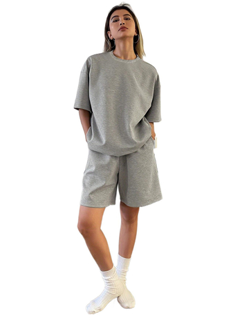 Poliesterio dviejų dalių kasdieninis kostiumas, vientisas raštas, ¾ ilgio kelnės, reguliarios rankovės, vasara 2025