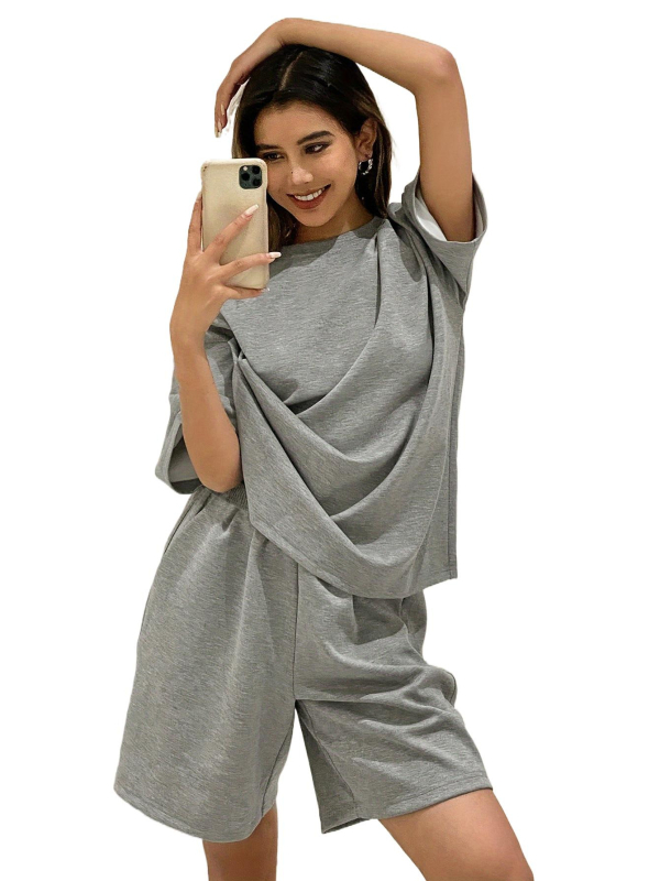 Poliesterio dviejų dalių kasdieninis kostiumas, vientisas raštas, ¾ ilgio kelnės, reguliarios rankovės, vasara 2025