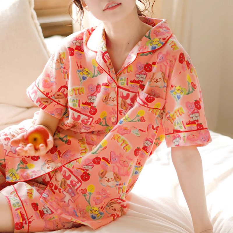 Dopamine Girl Graffiti pižamos komplektas – trumpom rankovėm viršus ir šortai, Ice Silk audinys, lengvas ir kvėpuojantis vasarai