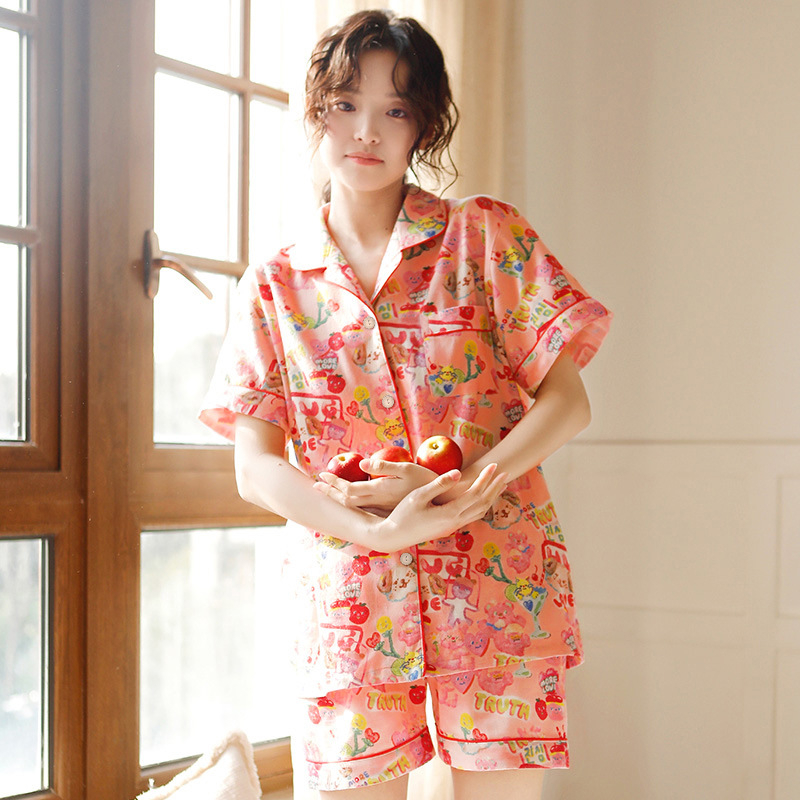 Dopamine Girl Graffiti pižamos komplektas – trumpom rankovėm viršus ir šortai, Ice Silk audinys, lengvas ir kvėpuojantis vasarai