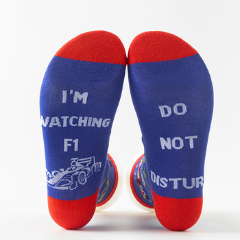 Κάλτσες με σχέδιο anime καρτούν – \'I\'m Watching F1\', μεσαίου μήκους, απορροφητικό ύφασμα, πολυεστερική μίξη 90–95%, ύφανση με ένα νήμα