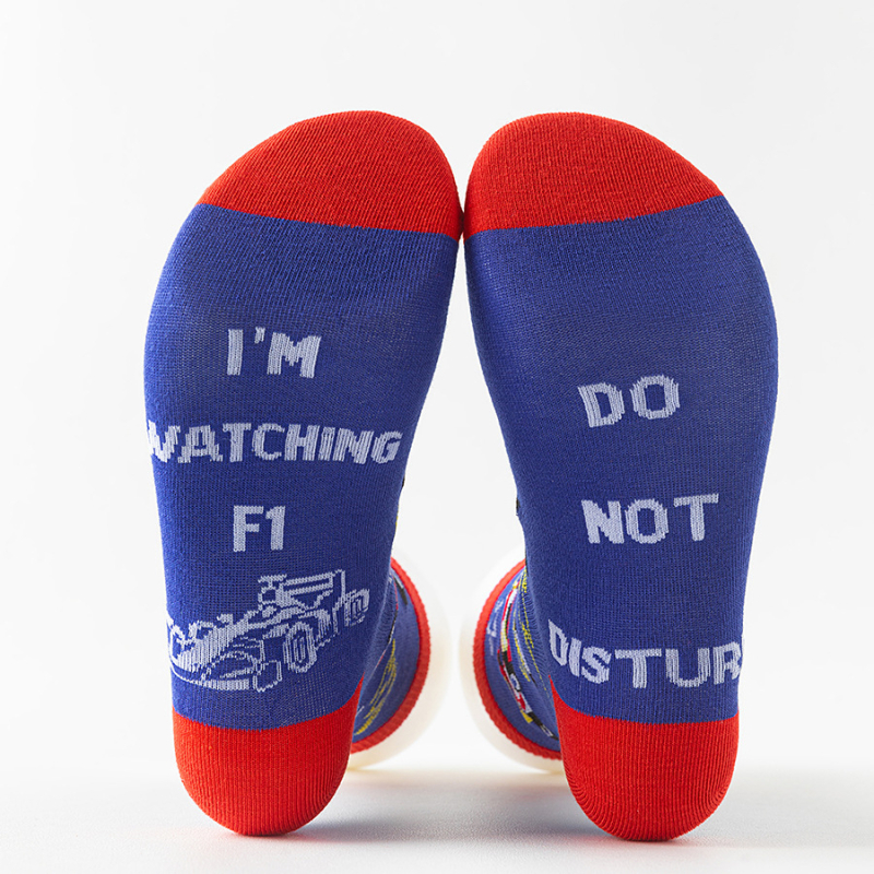 Zokni – „I'm Watching F1“ anime karikatúra mintával, félvégig érő hossz, izzadtság-elszívó poliészter keverék, egyszálas kötés