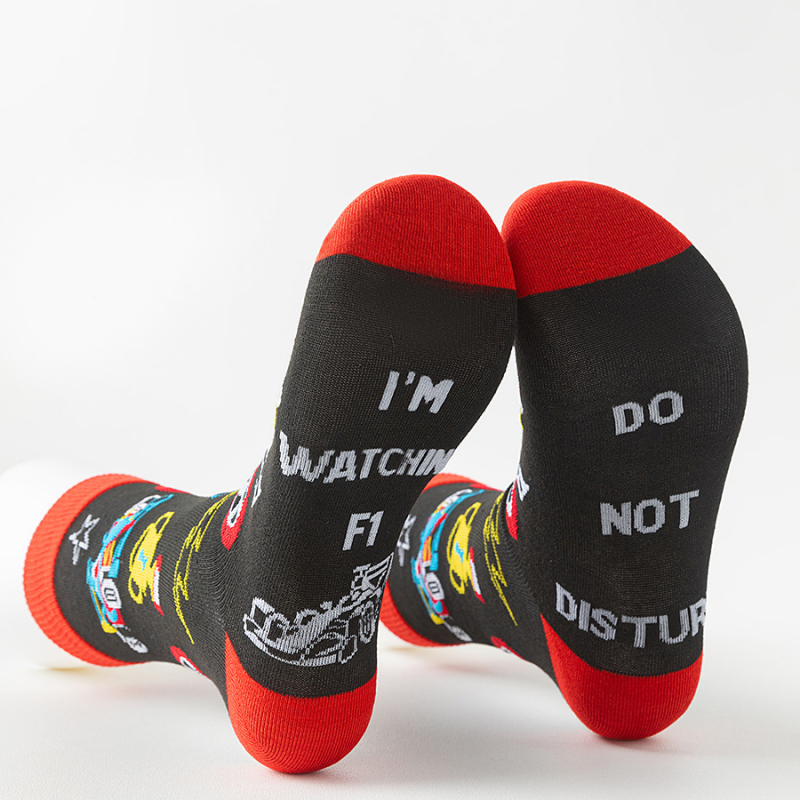 Zokni – „I'm Watching F1“ anime karikatúra mintával, félvégig érő hossz, izzadtság-elszívó poliészter keverék, egyszálas kötés