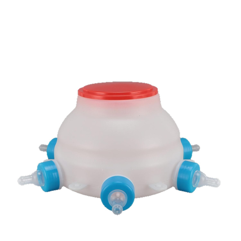 Pieninis šėrimo įrenginys kiauliukams ir avioms su spenelių buteliu