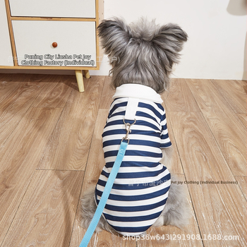 Svītot polo krekls mājdzīvniekiem ar pavadas pogu, poliestera ikdienas apģērbs suņiem un kaķiem