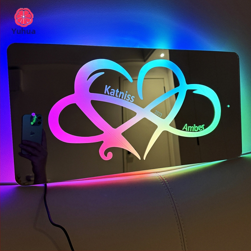 Ogledalo s graviranim imenom – ispreplećeno srce dizajn, akril, moderni minimalistički stil, dar za parove (Dan zaljubljenih, godišnjica)