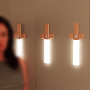 Sieninė lipnioji naktinė lempa su medžio imitacija, judesio jutiklis, įkraunama įmontuota baterija, magnetinė kompaktiška lempa