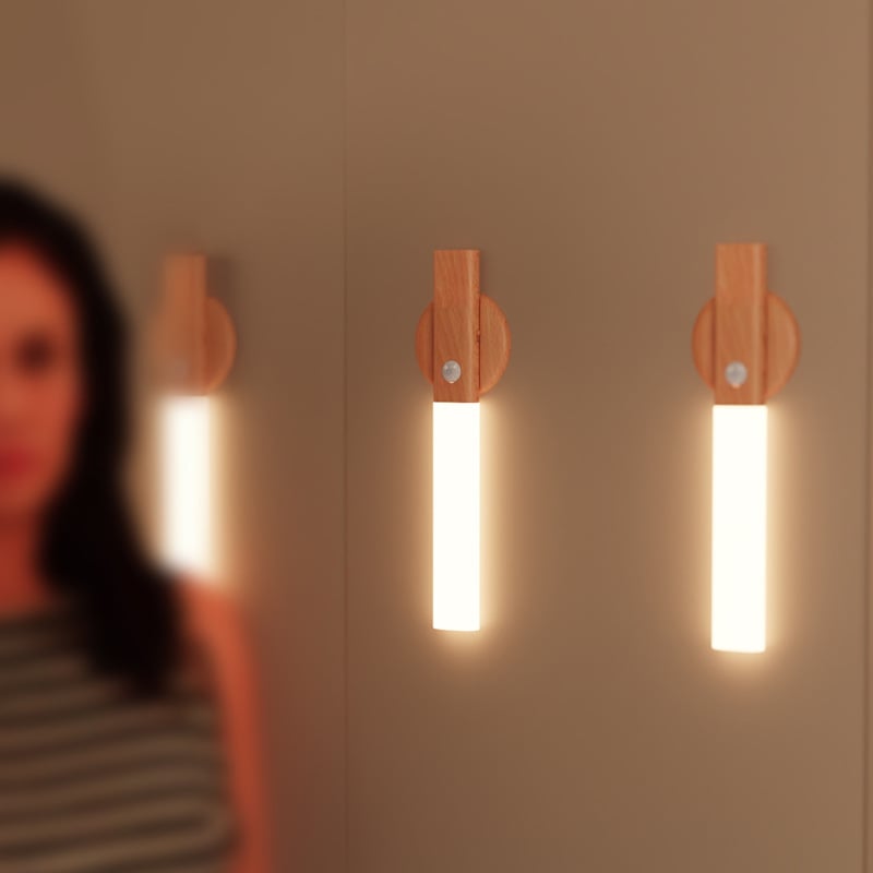Sieninė lipnioji naktinė lempa su medžio imitacija, judesio jutiklis, įkraunama įmontuota baterija, magnetinė kompaktiška lempa