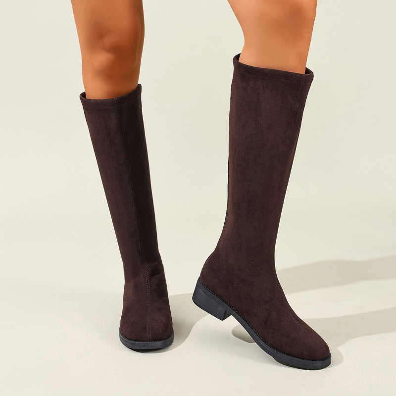 Moteriški Slim batai iš nubuko - aukštas šarvas, apvalus pirštas, vidutinio aukščio kulnas 3–5 cm, užtrauktukas nugarinėje pusėje