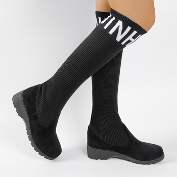 Kojos iki kelių elastinės aulinės, elastinga viršutinė dalis, apvali nosis, vidutinio aukščio kulnas 3–5 cm, gumos padas, slip-on užsegimas