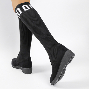 Kojos iki kelių elastinės aulinės, elastinga viršutinė dalis, apvali nosis, vidutinio aukščio kulnas 3–5 cm, gumos padas, slip-on užsegimas