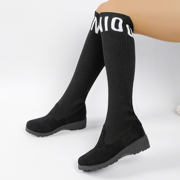 Kojos iki kelių elastinės aulinės, elastinga viršutinė dalis, apvali nosis, vidutinio aukščio kulnas 3–5 cm, gumos padas, slip-on užsegimas