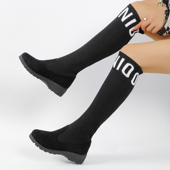 Kojos iki kelių elastinės aulinės, elastinga viršutinė dalis, apvali nosis, vidutinio aukščio kulnas 3–5 cm, gumos padas, slip-on užsegimas