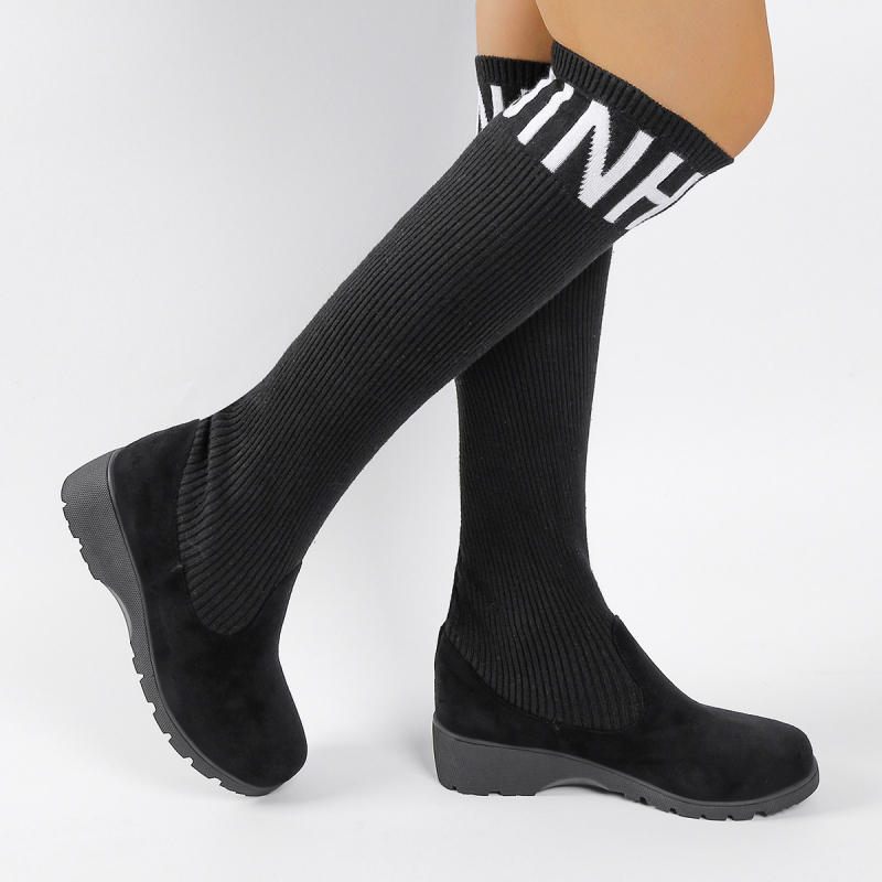 Kojos iki kelių elastinės aulinės, elastinga viršutinė dalis, apvali nosis, vidutinio aukščio kulnas 3–5 cm, gumos padas, slip-on užsegimas