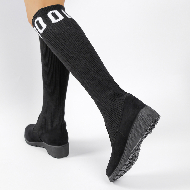 Kojos iki kelių elastinės aulinės, elastinga viršutinė dalis, apvali nosis, vidutinio aukščio kulnas 3–5 cm, gumos padas, slip-on užsegimas