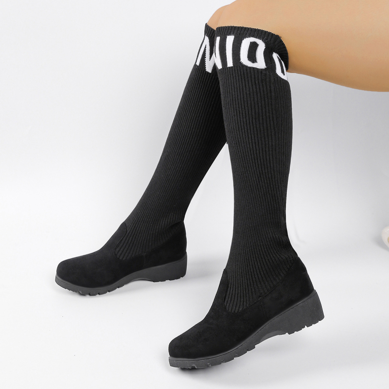 Kojos iki kelių elastinės aulinės, elastinga viršutinė dalis, apvali nosis, vidutinio aukščio kulnas 3–5 cm, gumos padas, slip-on užsegimas