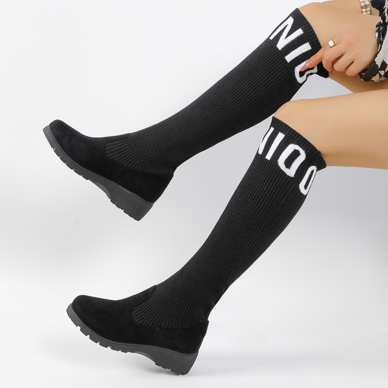 Kojos iki kelių elastinės aulinės, elastinga viršutinė dalis, apvali nosis, vidutinio aukščio kulnas 3–5 cm, gumos padas, slip-on užsegimas