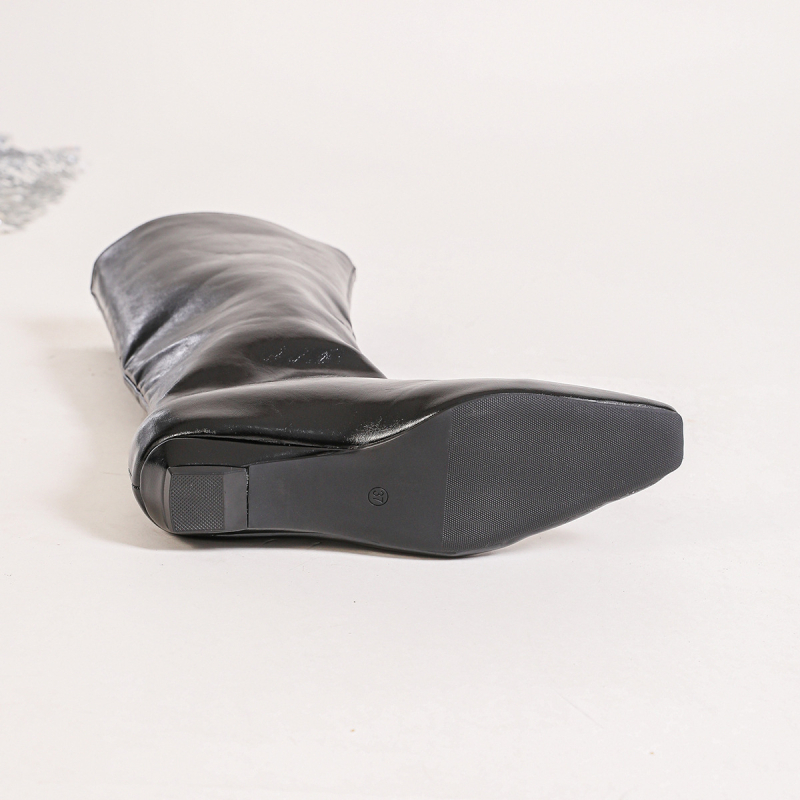 Jojimo batai vidutinio ilgio iki blauzdos, be raištelių, smailus pirštas, klino formos kulnas, PU viršus