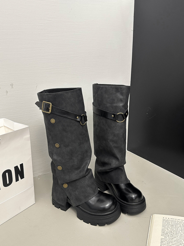 Cizme peste genunchi cu cataramă, partea superioară din PU, talpă din cauciuc, toc gros 3–5 cm, gambă înaltă