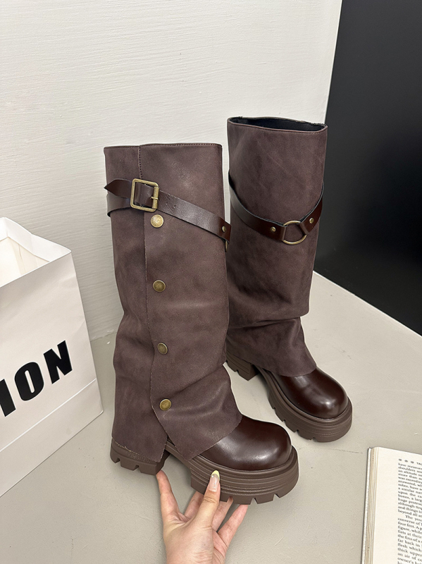 Cizme peste genunchi cu cataramă, partea superioară din PU, talpă din cauciuc, toc gros 3–5 cm, gambă înaltă