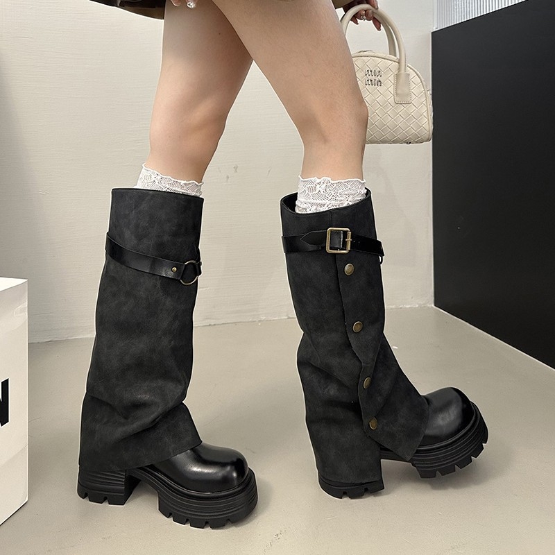 Cizme peste genunchi cu cataramă, partea superioară din PU, talpă din cauciuc, toc gros 3–5 cm, gambă înaltă