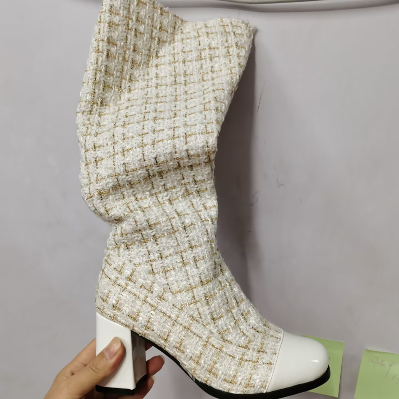 Sieviešu modes zābaki līdz ceļiem no mākslīgās PU ādas, ārpuse velūrs, kvadrātveida purns, augsts 6–8 cm papēdis, krāsu blokēts raksts ar pied-de-poule, sāns rāvējslēdzējs, iekšpusē mākslīgā kažoka un kokvilnas