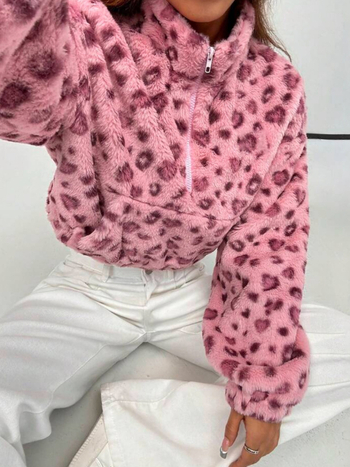 Moteriški leopardų spaudo fleece džemperis su gobtuvu, trumpas kirpimas, ilgos rankovės, apvalus kaklas, 95% poliesteris
